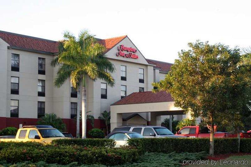 Hampton Inn & Suites Fort Myers Beach/Sanibel Gateway Exterior photo